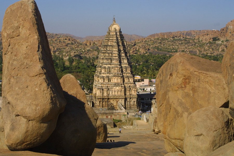 1165000_BouldersTempleHills3Hampi.jpg - Boulders and the temple at Hampi.