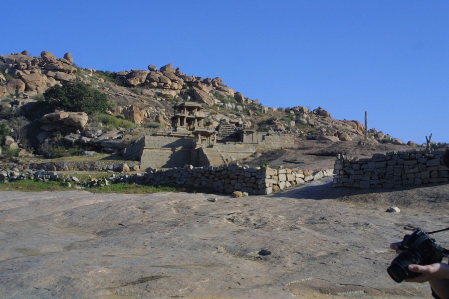 1191000_BouldersAndRuinsHampi.jpg - Temple ruins by the river in Hampi