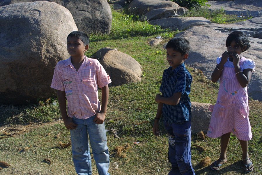 1196000_RandomKidsHampi.jpg - Children at Hampi.