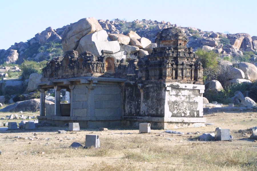 1200000_RuinsHampi.jpg - Boulders and ruins in Hampi.