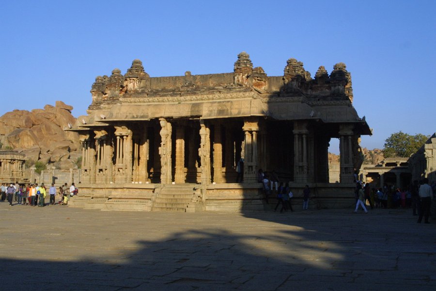 1222000_SideBuildingVittalaTempleHampi.jpg - Vitthala Temple Hampi.