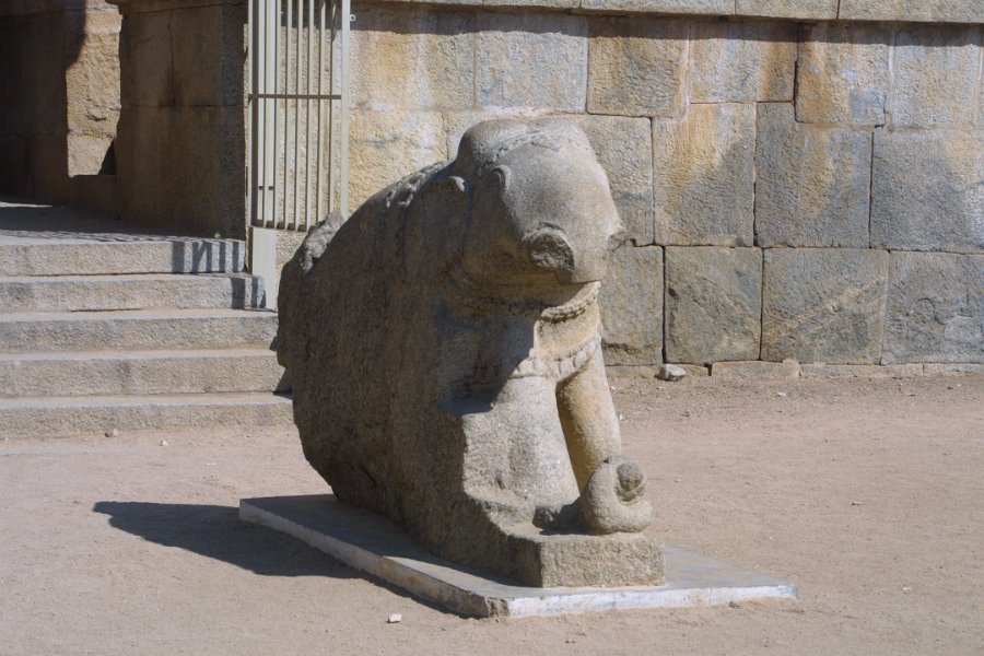 1289000_ZenanaEnclosureHampi.jpg - Elepahnt statue in front of the Museum inside the Zenana Enclosure. Hampi.