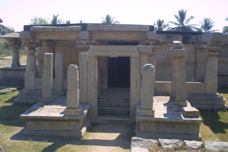 1299000_RuinsZenanaEnclosureHampi.jpg - Jaina Temple. Hampi.