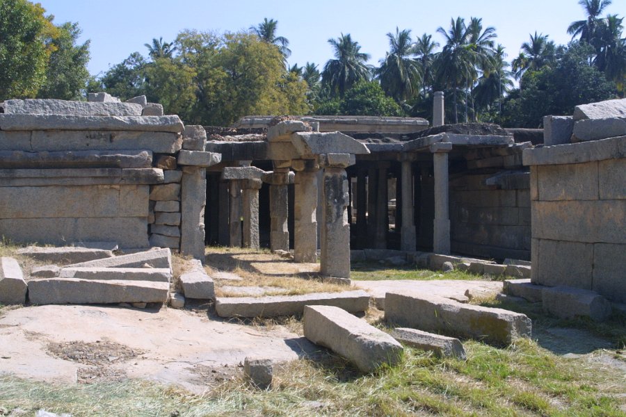 1325000_UndergroundSivaTempleHampi.jpg - The underground Siva Temple. Hampi.