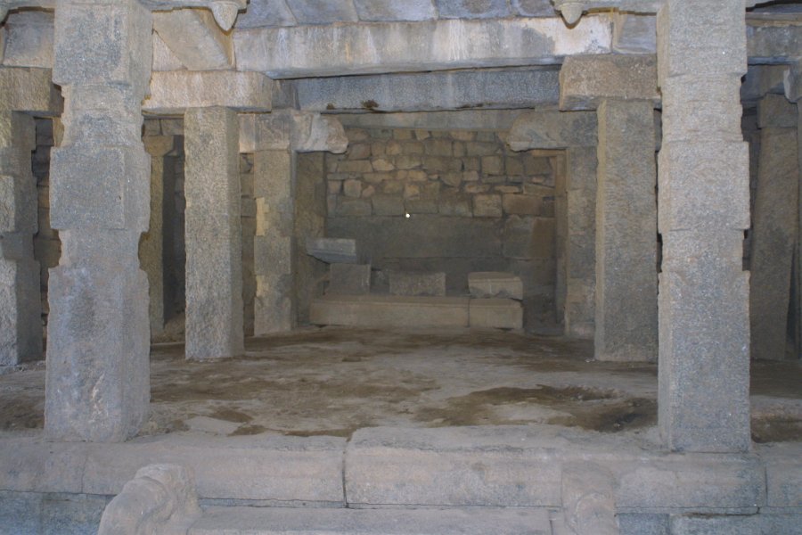 1328000_UndergroundSivaTempleHampi.jpg - Inside the underground Siva Temple. Hampi.