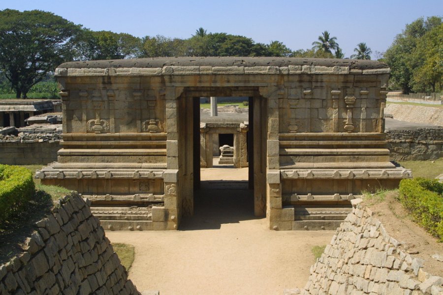 1330000_UndergroundSivaTempleHampi.jpg - The underground Siva Temple. Hampi.