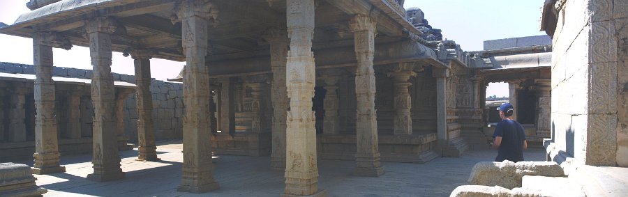 1343100_HazaraRamaTemple.jpg - Martin at the Hazara Rama Temple. Hampi.