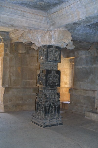 1349000_PillarRoyalTempleHampi.jpg - Pillar at the Hazara Rama Temple. Hampi.