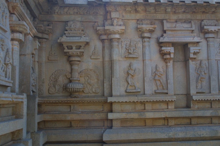 1354000_WallDetailsRoyalTempleHampi.jpg - Wall carving detail at the Hazara Rama Temple. Hampi.