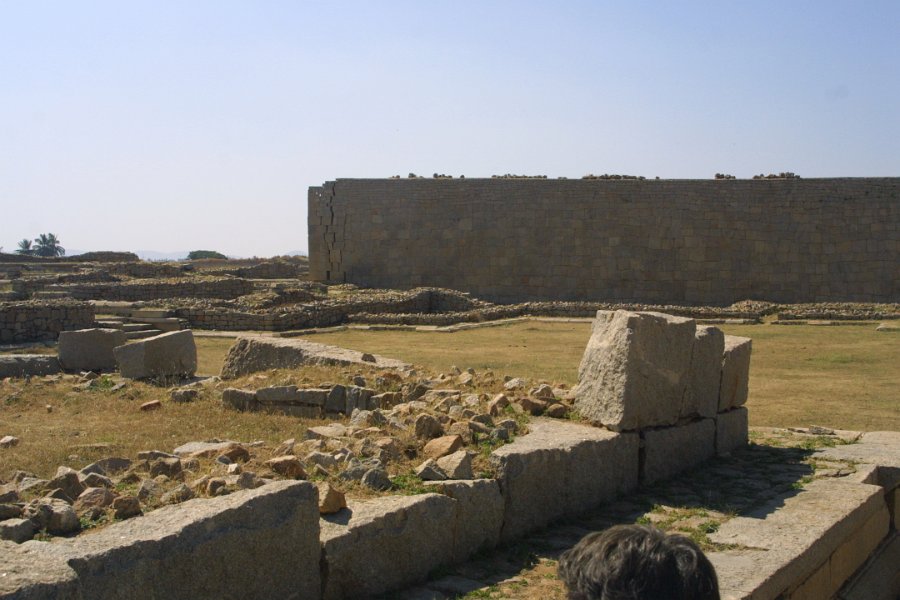 1366000_BehindRoyalTempleHampi.jpg - Ruins at the Royal Area. Hampi.
