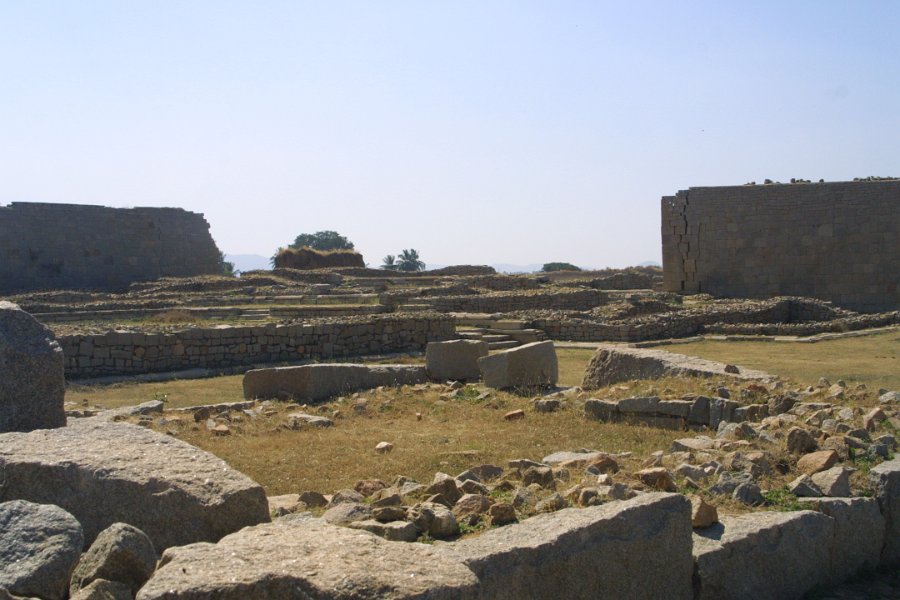 1367000_BehindRoyalTempleHampi.jpg - Ruins at the Royal Area. Hampi.