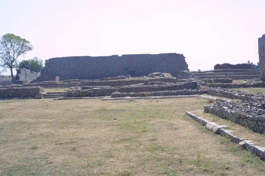 1368000_BehindRoyalTempleHampi.jpg - Ruins at the Royal Area. Hampi.