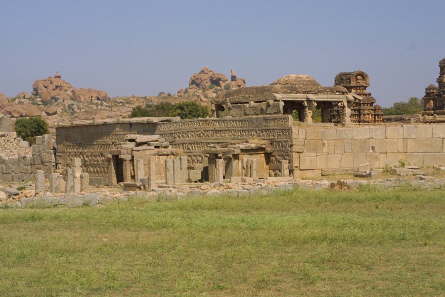 1369000_BehindRoyalTempleHampi.jpg - Ruins at the Royal Area. Hampi.