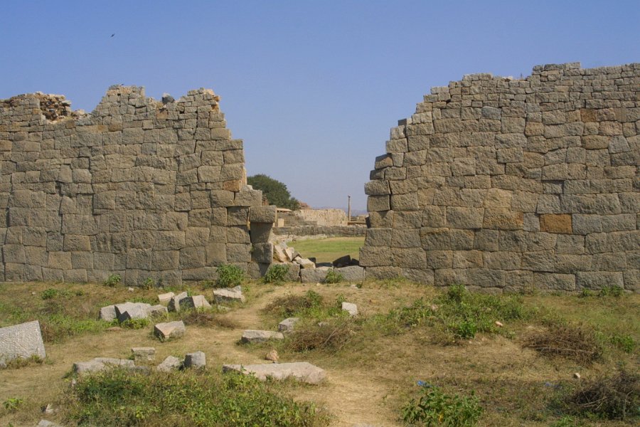 1370000_BehindRoyalTempleHampi.jpg - Ruins at the Royal Area. Hampi.