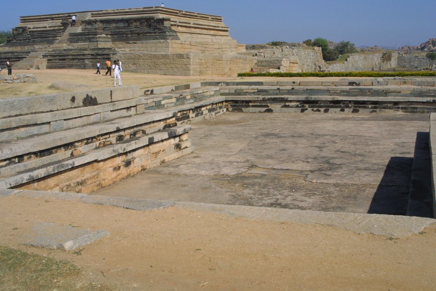 1412000_HugeTankMahanavamDibbaRoyalEnclosureHampi.jpg - Large tank inside the Royal Enclosure. Hampi.