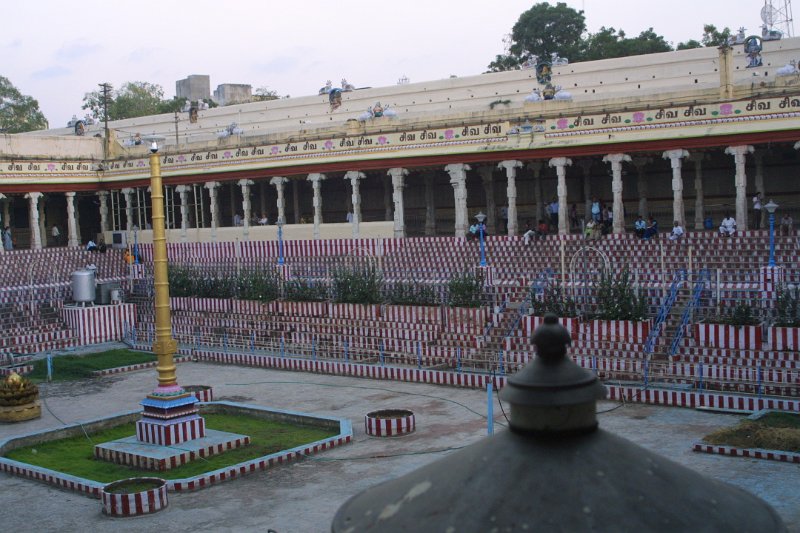 1587000_TankAtMeenakshiTemple.jpg - Tank inside the Meenakshi Temple. Madurai.