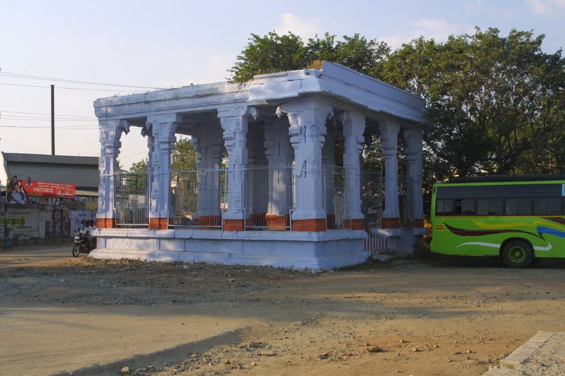 1647000_AtTeppakulamTank.jpg - Small building at the Teppakulam tank. Madurai.