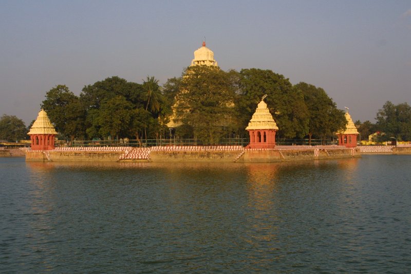 1656000_TeppakulamTemple.jpg - Temple in the Teppakulam Tank. Madurai.