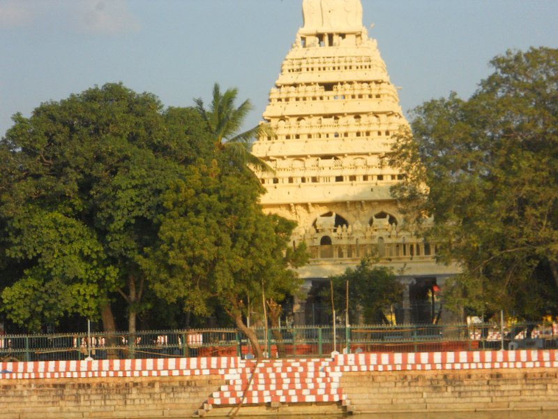 1656855_TempleNearTankMadurai.jpg - Temple in the Teppakulam Tank. Madurai.