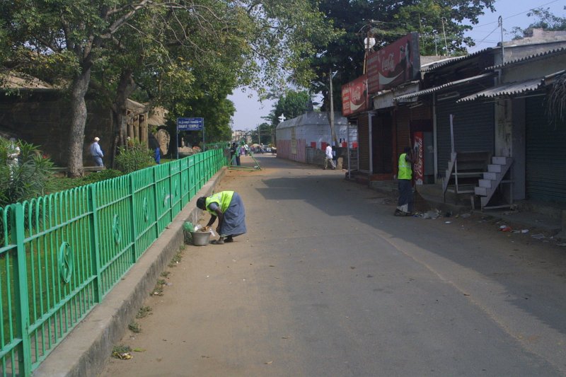 2002000_WomenCleaningStreet.jpg - Women cleaning the street. Mahabalipuram.