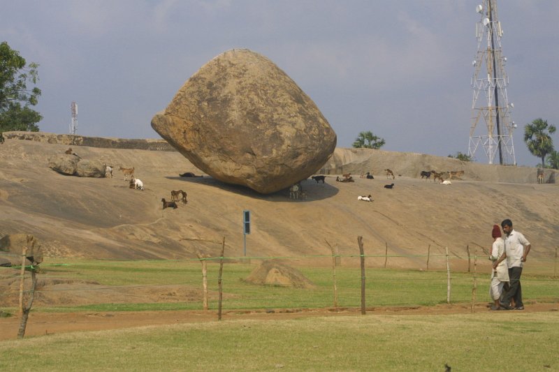 2004000_KrishnasButterBall.jpg - Krishna's Butterball. Mahabalipuram.