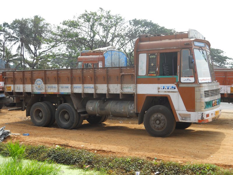 1681870_TruckOnTheRoadTamilNadu.jpg - Truck parked. Tamil Nadu.