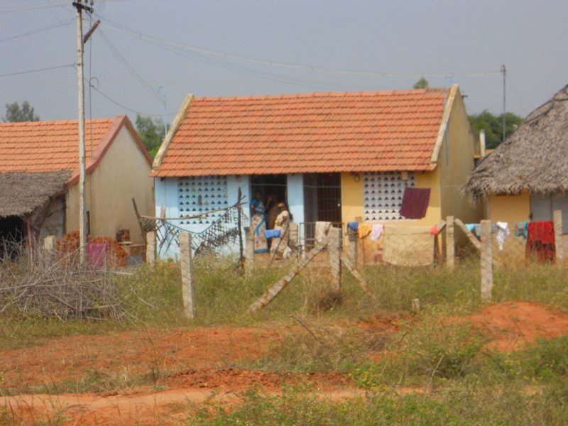 1681884_OnTheRoadTamilNadu.jpg - Street sceen on the road in Tamil Nadu.