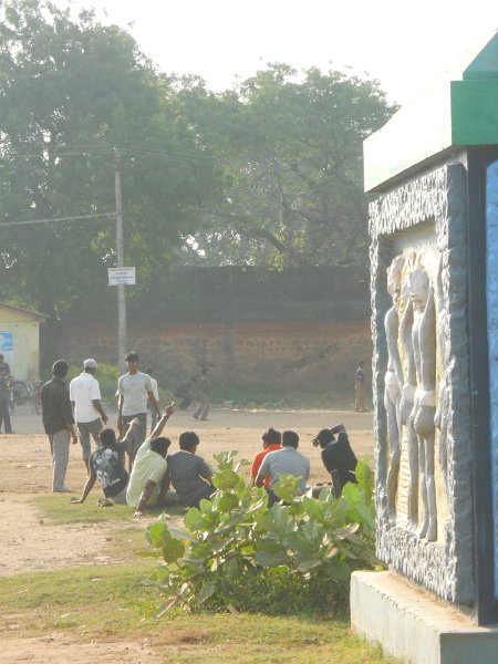 1712903_CricketBesideTanjorePalaceThanjavur.jpg - Cricket being played outside the Tanjore Palace. Thanjavur