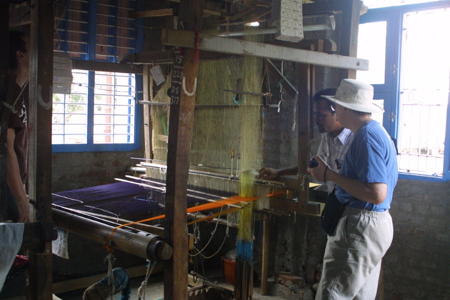 1798000_WeaverAndKathy.jpg - Weaver explaining the loom to Kathy. Darasuram.