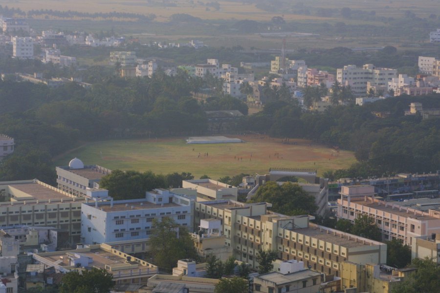 1828000_ViewFromRockFortTemple.jpg - View of cricket players from the Rock Fort. Thiruchi.