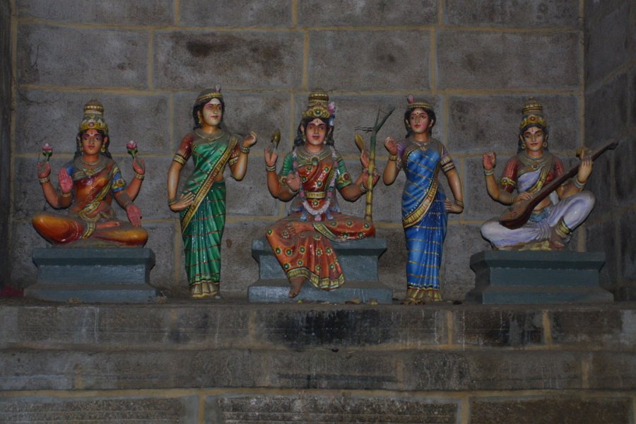 1833000_RockFortTemple.jpg - Statues beside the stairs at the Rock Fort. Thiruchi.