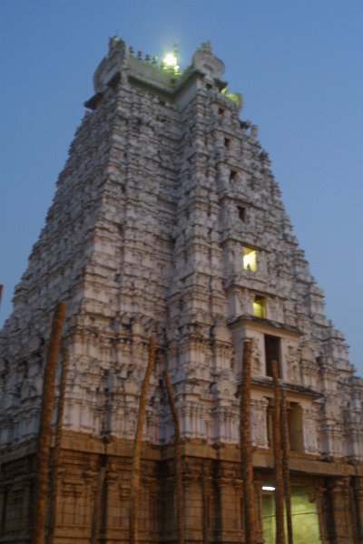 1863000_WhiteGopuramAtRanganathaswamyTemple.jpg - The white tower at the Ranganathaswamy Temple. Thiruchi.