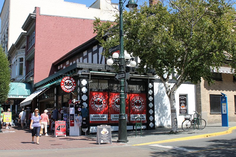 IMG_0177.JPG - Souvenir store at Government and Broughton St.