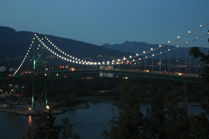 IMG_0465.JPG - Lion's Gate Bridge at night.